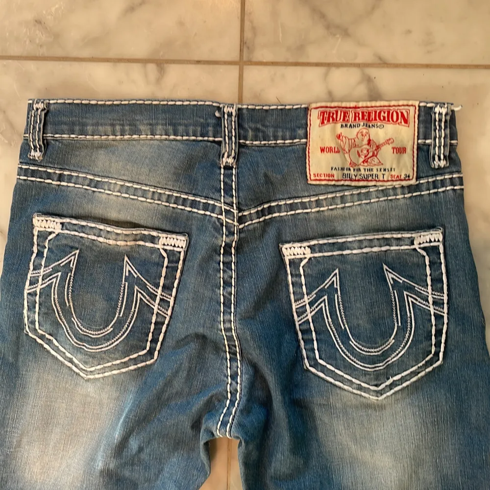 Snygga true religion Jeans i strl 32 (obs de har ett litet jack längst ner vid slutet men förutom det är de i nyskick🌟) köpte dem för 1650 men säljer för 900!. Jeans & Byxor.