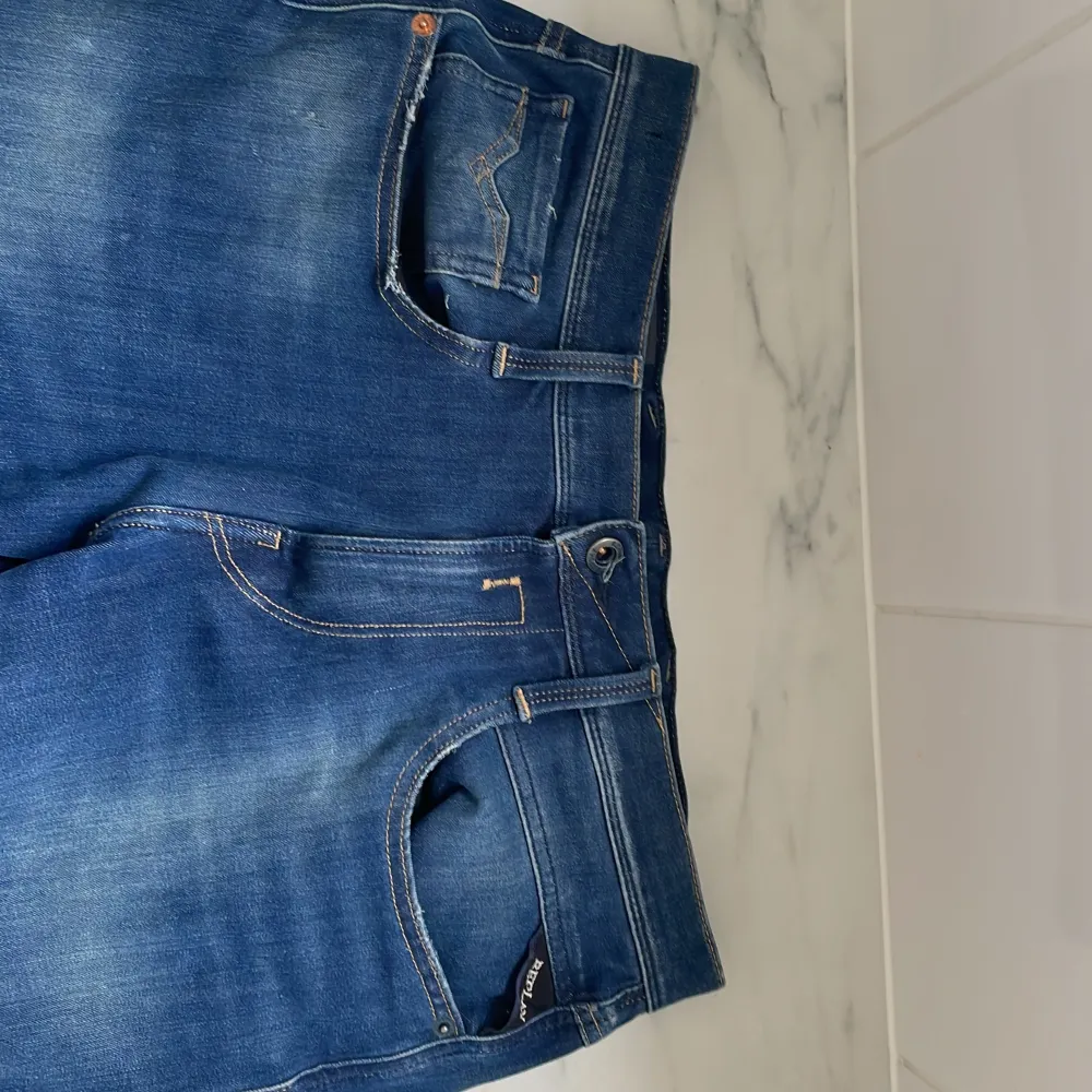 Säljer ett par replay jeans i storlek 31 34 Skicket är väldigt bra på dem och har använts dem 3 gånger eftersom dem är för småa på mig . Jeans & Byxor.
