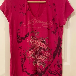Rosa ed hardy t-shirt - Rosa ed hardy t-shirt med rhinestone. Enda defekt är några rhinestones har ramlat av 