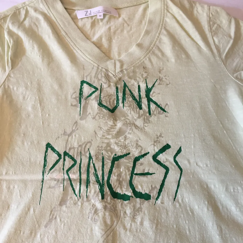 Cool ljusgrön T-shirt med texten ”Punk Princess” på!. T-shirts.