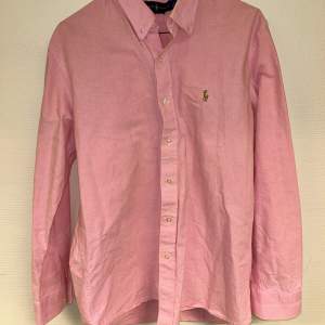 Hur fin är inte denna Ralph Lauren skjorta i rosa? Så fin till sommaren🩷