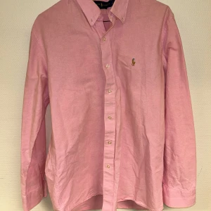 Skjorta  - Hur fin är inte denna Ralph Lauren skjorta i rosa? Så fin till sommaren🩷