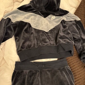 Nike dress  - Byxa och hoodie från Nike i velor material. Storlek s/m  Tröjan är i kort modell/croppad 
