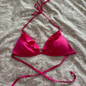 Bikinitopp - Super söt bikini topp som är köpt på Ullared, den är aldrig använd men har tagit av lappen och tvättat den. Storlek M men skulle säga en S🥰