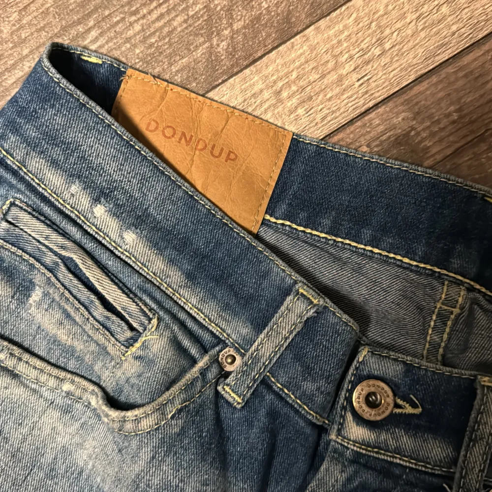 Nyskick storlek 30  Nypris ungefär 2500. Jeans & Byxor.