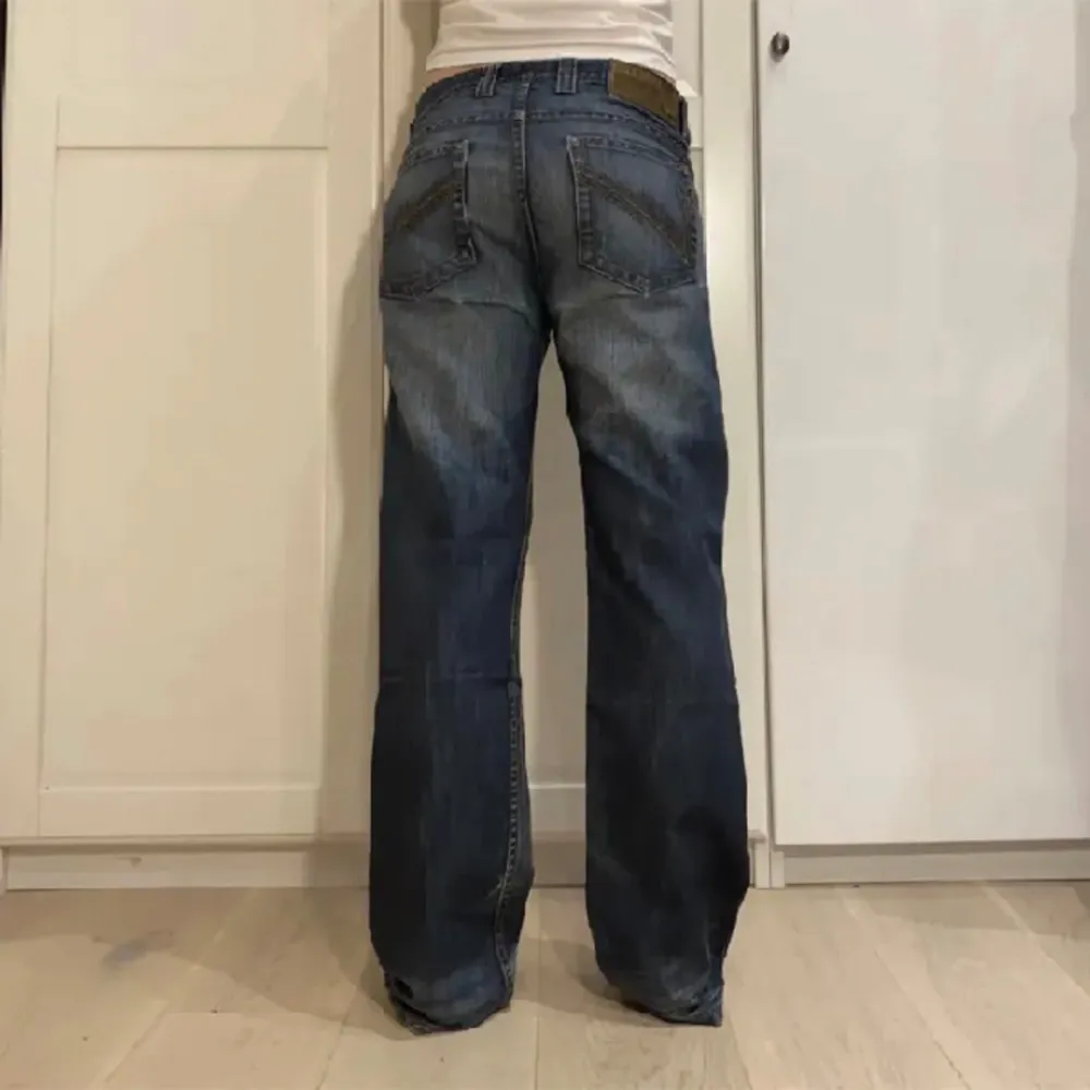 säljer dessa lågmidjade jeans från plick för dom var lite för stora. midja 82 cm runt och innerben 83 cm. hon på bilden är 170 som referens💕💕. Jeans & Byxor.