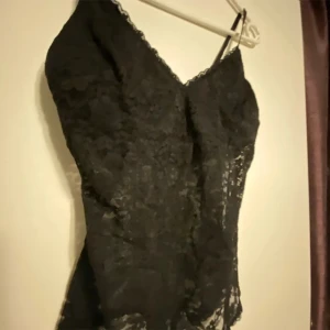 Stringbody strl S - Fint skick!  Kolla gärna in mina andra annonser för samfrakt. Jag är väldigt mån om mina köpare. Skulle du vara missnöjd med ditt köp så ta gärna kontakt med mig innan dåligt omdöme, så har jag en chans att rätta till det! Katt finns i hemmet.