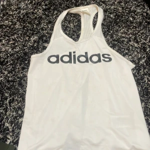 Adidas träningströja med med öppen rygg  - Super fin  Träning 