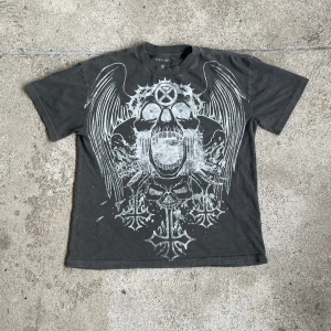 ken carson EU xclusive tröja - ken carson XMAN eu exklusive tröja 🤫köpt p wireless 2023 🤫testad en gång🤫print crackat som design🤫 kom privat för mått osv 