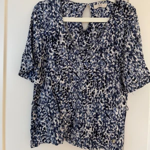 Söt sommartopp  - Söt sommarblus. Följer med ett band så man kan välja hur man vill att den ska sitta/se ut.   Storlek S 