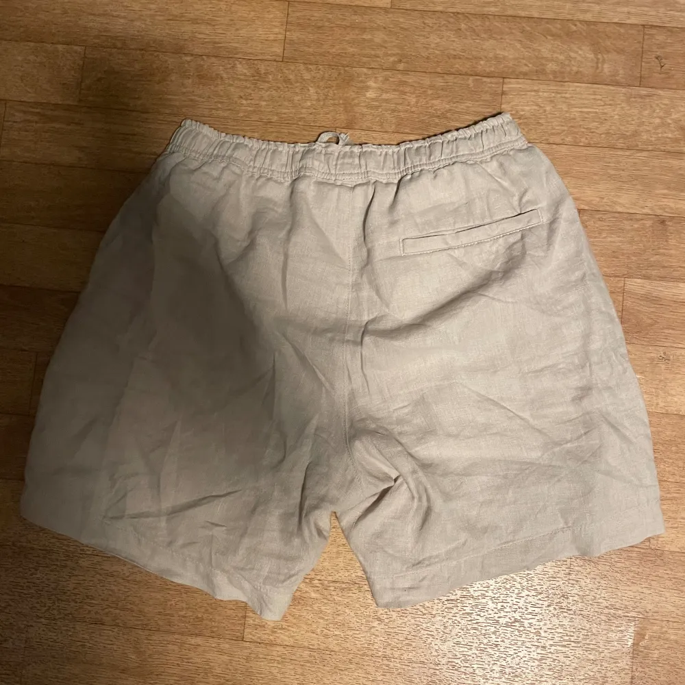 Fräscha linne shorts köpta från woodbird för 900 i somras men inte kommit till användning. Dem är i nyskick och är bara lite skrynkliga på bild för dem legat i garderoben. Priset kan såklart diskutera och va inte rädd för att ställa några frågor:) . Shorts.