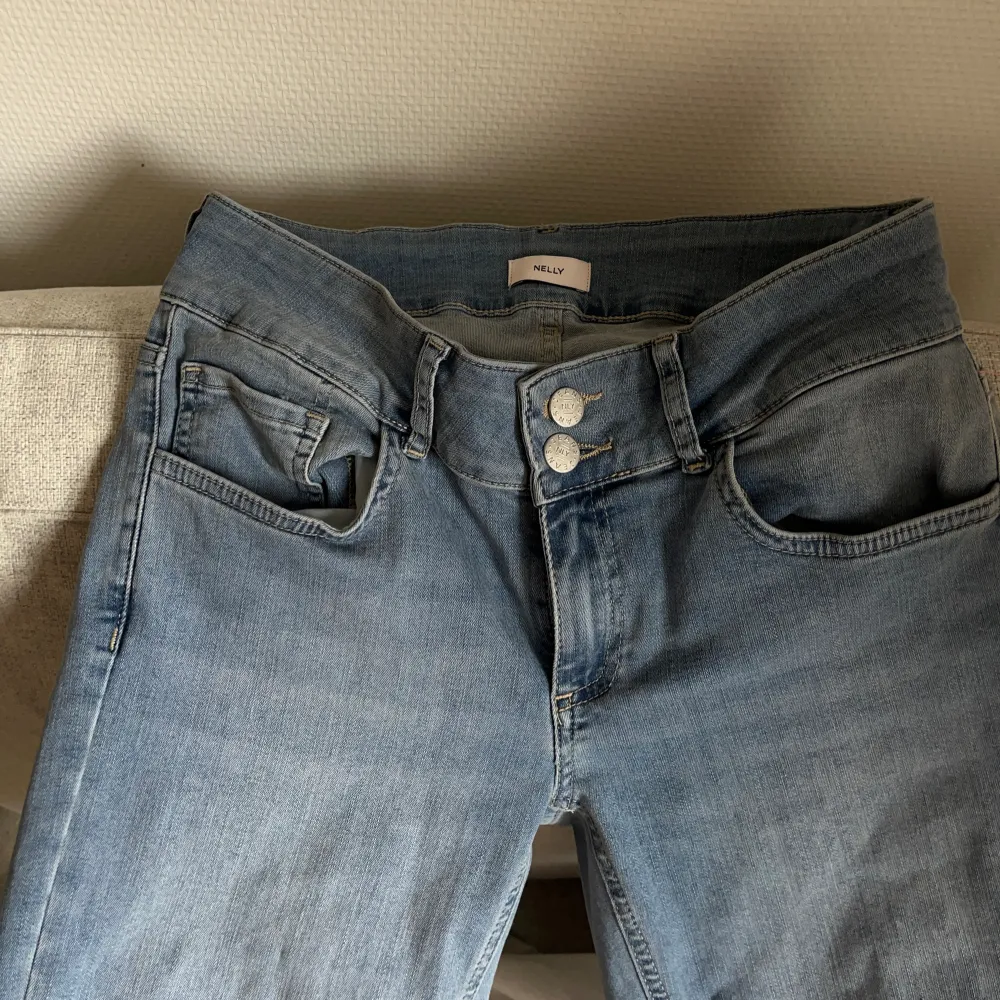 Lågmidjade bootcutjeans från Nelly i en blågrå färg, köpta för 699 kr. Storlek 36, sitter superfint men känner att jag behöver rensa garderoben. 💘💘. Jeans & Byxor.
