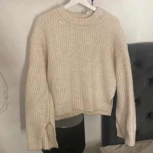 stickad tröja  - helt ny stickad tröja från gina, storlek M men passar perfekt på mig som har xs/s!