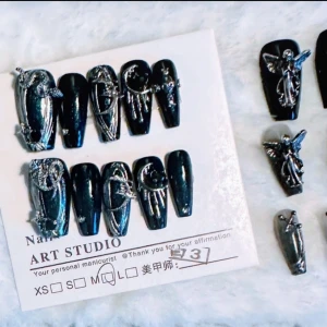 Snygga lösnaglar med dekorationer  - Supersnygga nya stick on nails med coola dekorationer Det följer med 6st extranaglar, stickon kuddar & en fil.Dom är helt nya i jättebra kvalitet Jag använder vanligt nagellim till mina, då sitter dom superbra Storlek medium