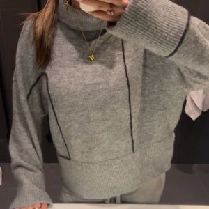 Zara stickad  - Jätte fin stickad tröja med kantband !! 