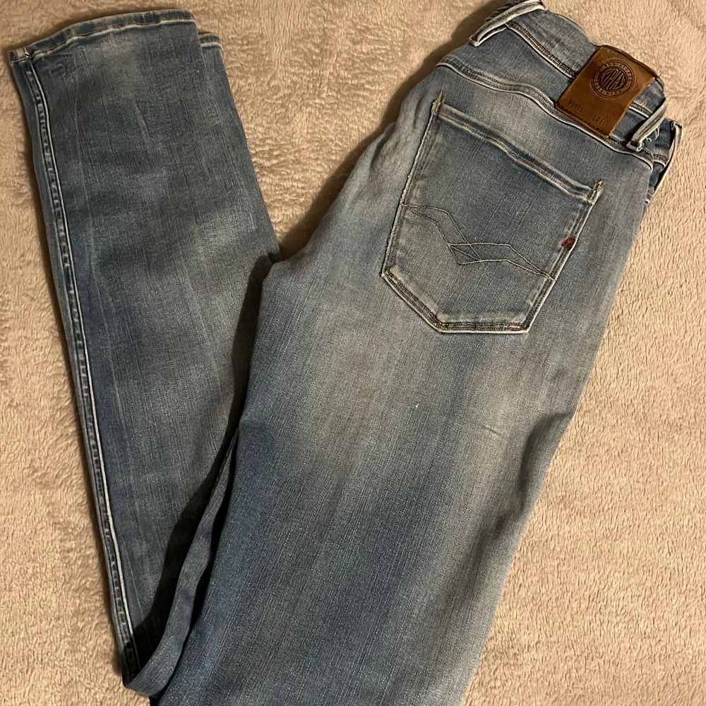 Skit snygga Replay jeans i snygg tvätt de är i storlek W29 34L👍 skicket är väldigt bra, bara lite slitna i bak, kom privat om du har mer frågor eller mer bilder ✅. Jeans & Byxor.