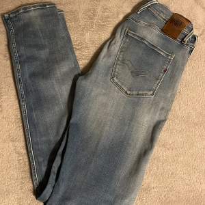 Skit snygga Replay jeans i snygg tvätt de är i storlek W29 34L👍 skicket är väldigt bra, bara lite slitna i bak, kom privat om du har mer frågor eller mer bilder ✅