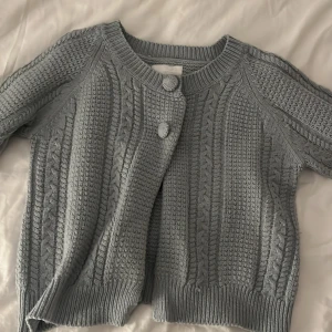 Kofta  - Superfin stickad kofta i en ljusblå färg🩵🩵🩵perfekt över ett vit linne eller liknade💕