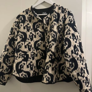 Zara jacka - Perfekt vårjacka från zara! Har använt den 1 gång så den har inga defekter. Säljer den pga att jag inte fått användning av den💕