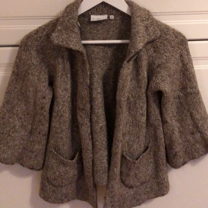 Beige/brun trekvartsärmad kofta - Jätte fin trekvartsärmad kofta i storlek 12, säljer då jag aldrig använder den