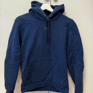 The cool elephant hoodie - Hoodie från the cool elephant, fint skick, jättefin marinblå med tryck på ryggen, storlek xs😇 hör av dig vid frågor! 