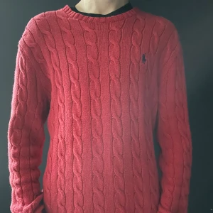 Kabelstickad Ralph Lauren Tröja - Säljer nu denna kabelstickade ralph lauren tröjan pga att den inte används, den är i nyskick och använd fåtal gånger. Hör av er vid frågor eller vid fler bilder