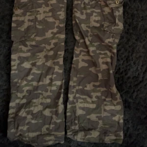 Camouflage byxor - jätte fina camouflagebyxor! Lågmidjade! Säljer för det ej är min stil, är strlk 38 men sitter S, verkligen dom snyggaste byxorna jag ägt bara det inte är min stil längre🫶🏽