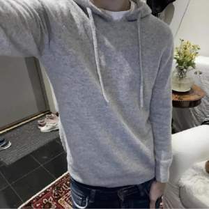 Riktigt snygg hoodie i 100% merino ull från märket G.O.T, storlek: L, färg: grå 