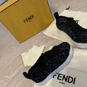 Äkta Fendi skor i jätte fint skick. Köpta på ABCD i Göteborg. Alla tillbehör + kvitto medföljer. Köpta för 7400:-. Säljes för 3500:-. Priset kan diskuteras vid snabb affär! 