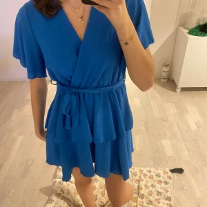 Fin klänning  - Kollar intresset på denna fina blå klänningen. Köpt i Grekland för ett år år sedan, skulle säga att det är xs-s i storlek. 300kr 