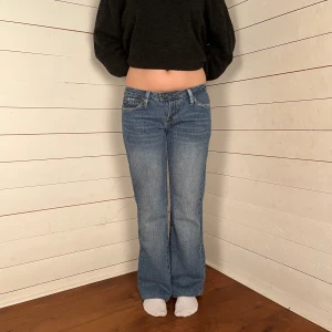 Lågmidjade jeans  - Midjemått(rätt över): 39 Innerbenslängd: 73 Modellen är: 168  Skriv om ni har några frågor💗//Perfectjeans