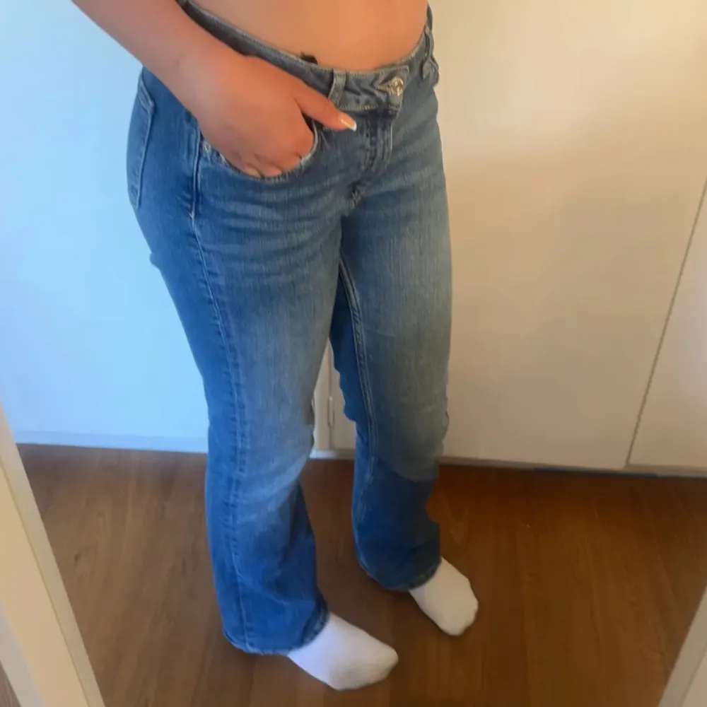 Snygga bootcut jeans från Gina Tricot! Väl använda men inga synliga tecken på slitage. Jag är 159cm lång och bär storlek 158. Jag säljer dessa för att de börjar bli för korta. Inköpta för 299.. Jeans & Byxor.