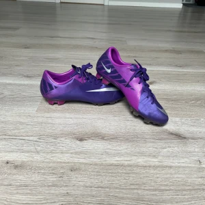 Fotbollsskor  - Säljer ett par lite äldre fotbollsskor men fortfarande i jättebra skick, köpte dem på Plick men dem va inte i min storlek och skorna har bara använts några gånger, bara att fråga om mer bilder 