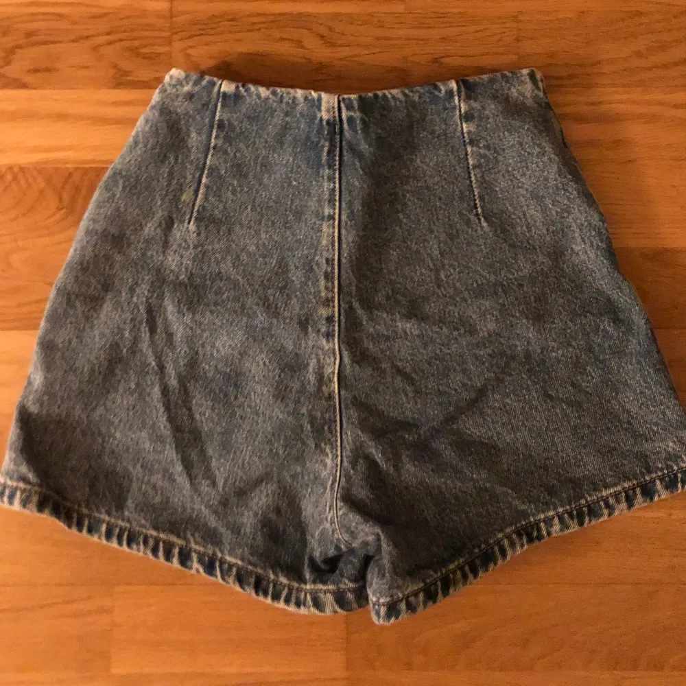 Shorts som ser ut som en kjol från stradivarius🩷Storlek 32 och säljer pga att de är för små, har använts ett fåtal gånger🩷 Står inte för frakten . Kjolar.