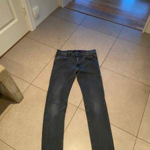 Fräscha gråa replay jeans i storlek 30/32. Aldrig använda