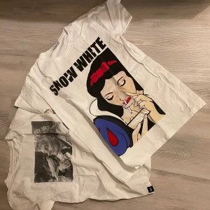 T-shirt  - Säljer dessa två tillsammans men går också att köpa en av dom. Knappt använda.