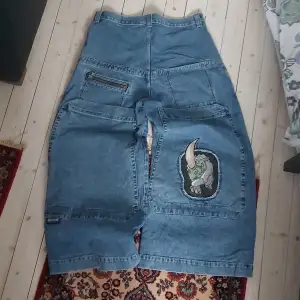Jnco rhino jeans storlek 36, köpta från jnco hemsidan men kom aldrig till användning, jnco poster och annat som jag fick med skickas också med.