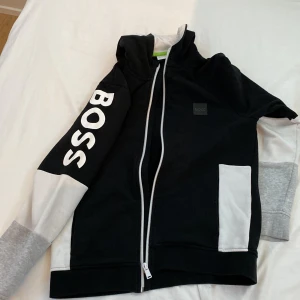Hugo boss tröja - Säljer denna tröjan eftersom den är för liten köpt på kidsbrandstore för 1200 