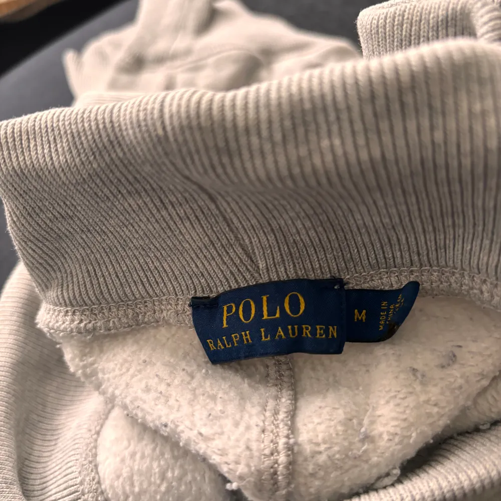 Mjukisbyxor från Polo Ralph Lauren, knappt använda. Storlek M i dam!. Jeans & Byxor.