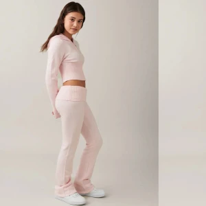 Knitted set  - Säljer detta fina set från Gina Young då den inte kommer till användning. Om du bara vill köpa underdelen eller överdelen kostar det 200, men om du vill köpa hela kostar det bara 350! Storlek på byxor 170cm överdel 158/164cm. Kontakta helst innan köp