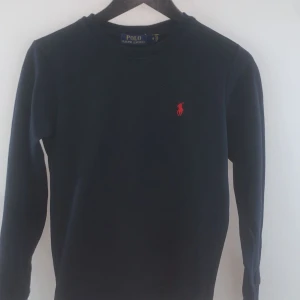 Polo sweatshirt  - Strl S, 8/10 i kvalitet och passar bra med en skjorta under! Köpte från pondus och säljs nu till ett riktigt schyst pris😊   600kr för 1 900kr för båda!