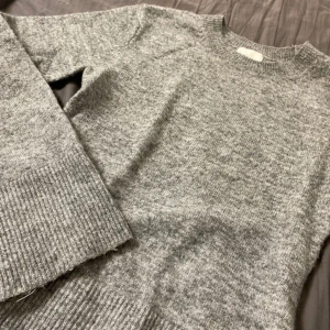 Varm stickad tröja - Bra skick, använd typ 1-2 ggr, köpte xs ( för liten för mig)  Jätte skön och bekväm Stretchig!