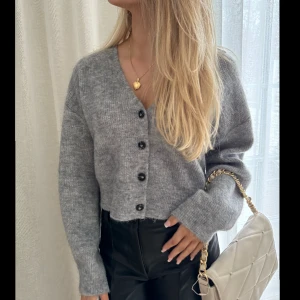 Stickad tröja - Stickad grå/blå kort cardigan i mohairmix, Lindex stl S. Ord pris 499kr, mitt pris 199kr