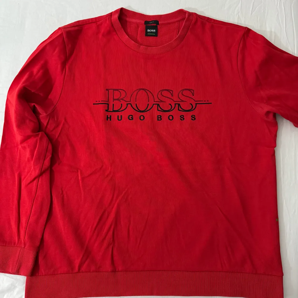Röd Hugo Boss tröja i storlek XXL. Tröjor & Koftor.