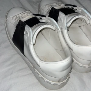 Valentino open - Skick: 9/10 Skorna är för dig som vill uppgradera din stil Pris går att diskutera Köpta för 7000 ca  Mitt pris: 2700