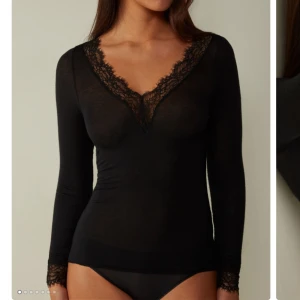 svart Intimissimi tröja med spets - hejj jag köpte denna tröjan för inte alls så länge sedan och har inte använt den många gånger men skulle gärna vilja byta mot en likadan eller marinblå i mindre storlek❤️ om någon vill köpa funkar det självklart också, har kvitto och avtagen tag kvar!