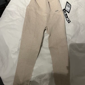 Träningsthights Aimn - Nya tränings tights från aimn i färgen ”Beige” & modellen ”Luxe seamless tights”. Storlek Xs men passar även en S skulle jag säga. Orginal pris 559kr. Hör av er vid frågor eller tryck gärna på köp nu☺️💓 (fri frakt)💓