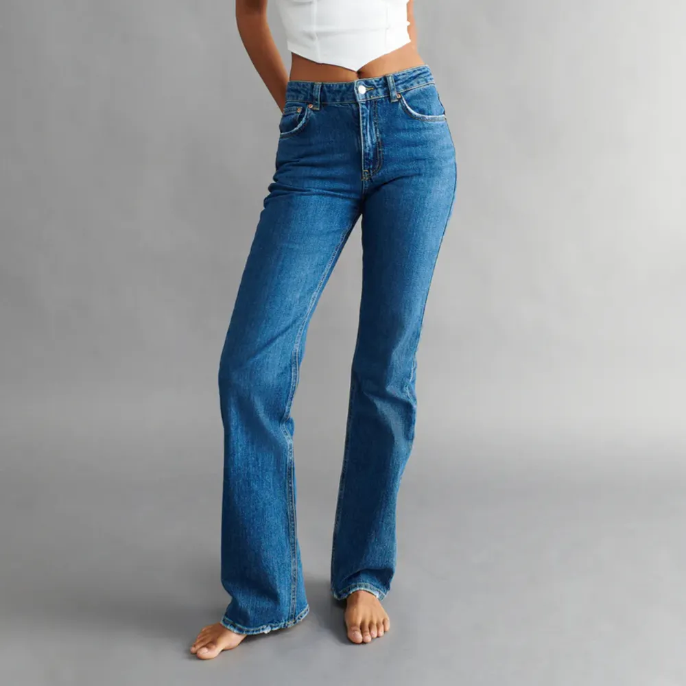 Superfina blå jeans från Gina i modellen flare🩷de är avklippta men släpar i marken, jag är ca 165 cm lång🩷. Jeans & Byxor.