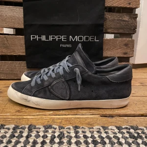 Philippe model skor - Säljer nu mina Philippe model skor i en mörkblå färg storlek 42 men passar 43 bara dustbag medföljer kond 7/10 de ser använde ut men har mycket kvar att ge modellen ska vara lite smutsig också ny pris runt 4000 mitt pris 2200
