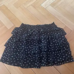 Svart kjol med små blommor på väldigt bra skick!💓💓